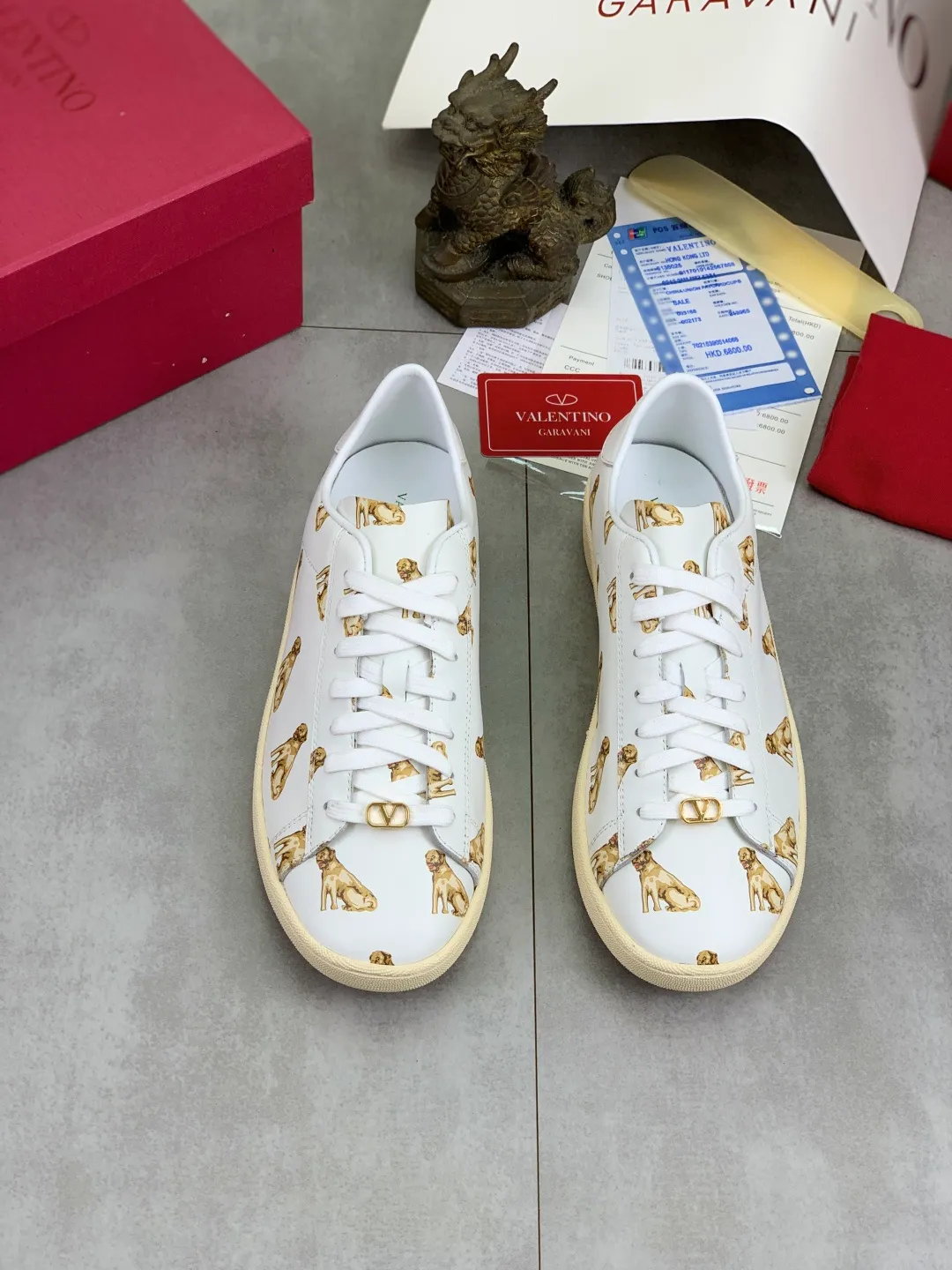 Men's men's shoes 💰P520 New style 💰 Top version Valentino Valentino 25/ Royco series Cherry 🍒Couple style Casual sneakers White shoes Original purchase and development Production Classic and timeless low-top sneakers outline a lazy silhouette, supplemented by low-key and restrained brand details, evolved into a must-have item in the wardrobe, comfortable and versatile!  ✔️Fabric: Original customized first-layer cowhide ✔️Inner lining: Imported breathable sheep lining ✔️Sole: Original molded anti-slip rubber material ✔️Size: 38-45